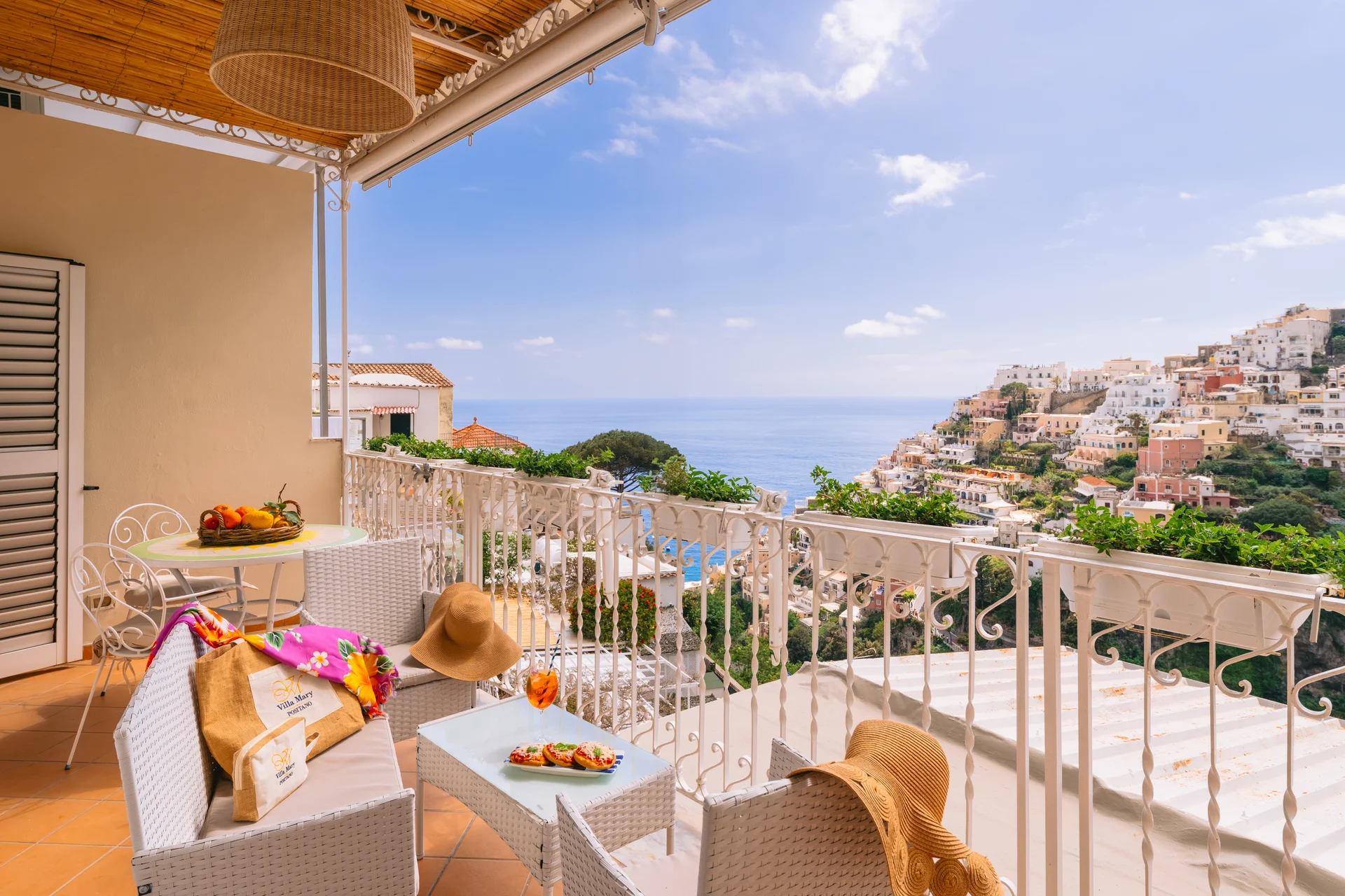 Terrazza con colazione e vista panoramica sulla baia di Positano