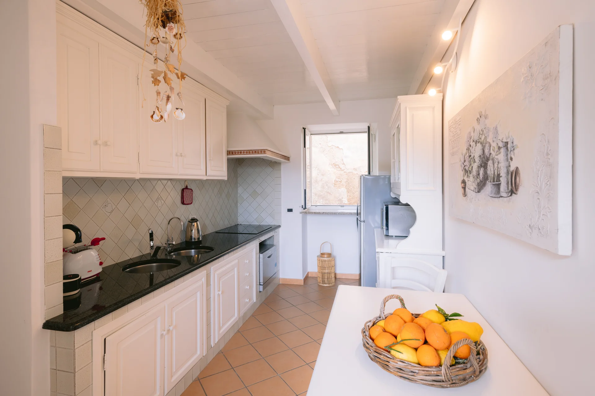Cucina completamente attrezzata con piano cottura e limoni freschi