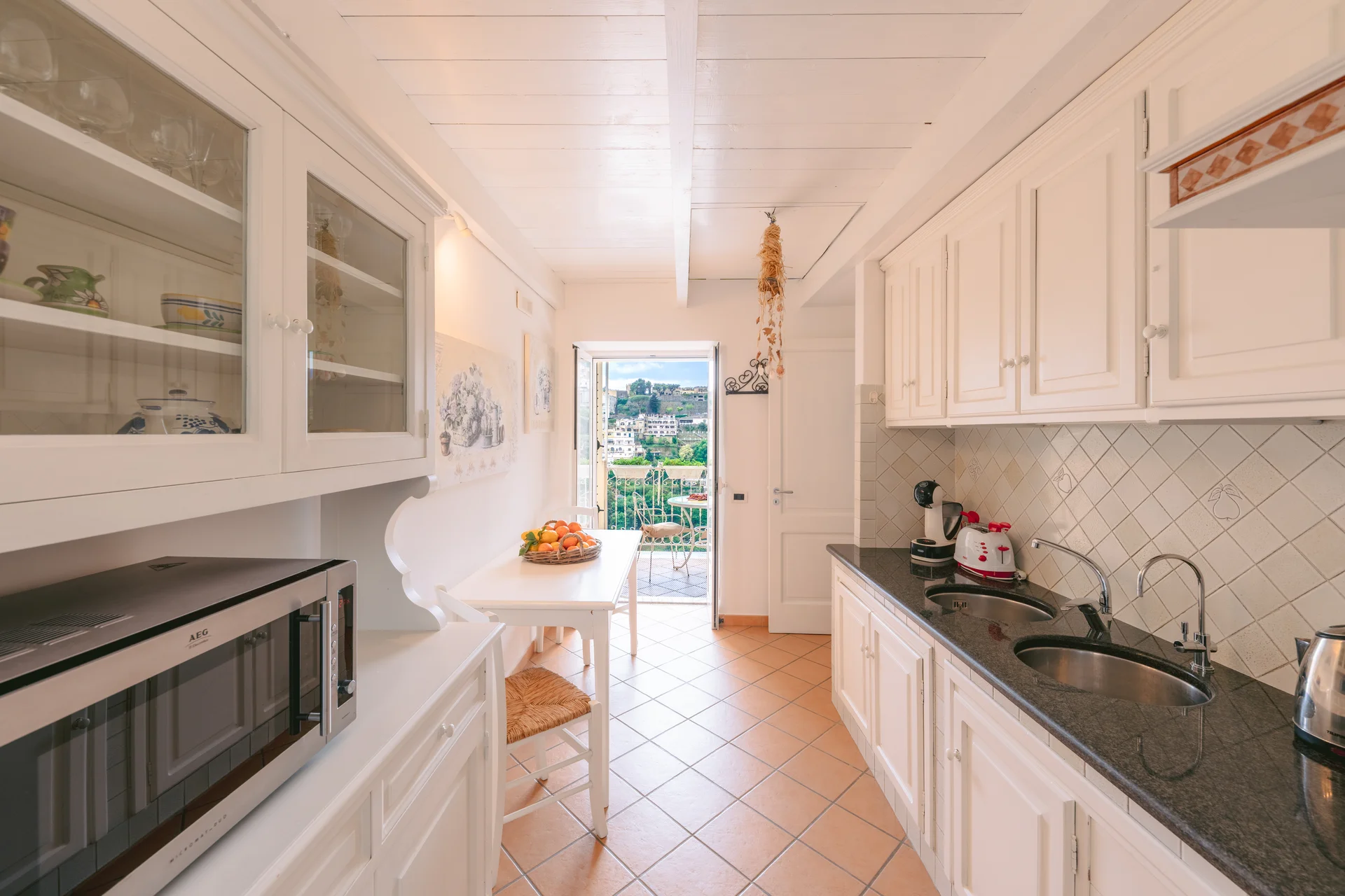 Cucina moderna con pensili bianchi e affaccio panoramico