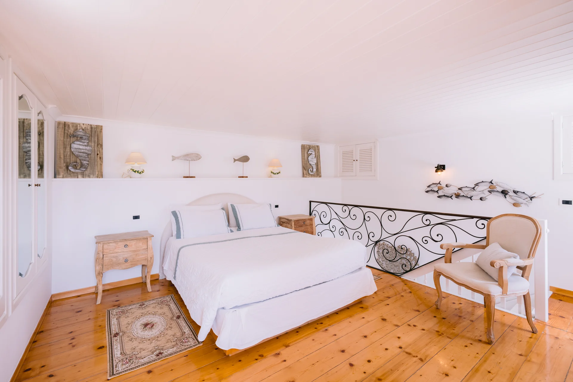 Camera da letto con testata in rattan e maioliche decorate