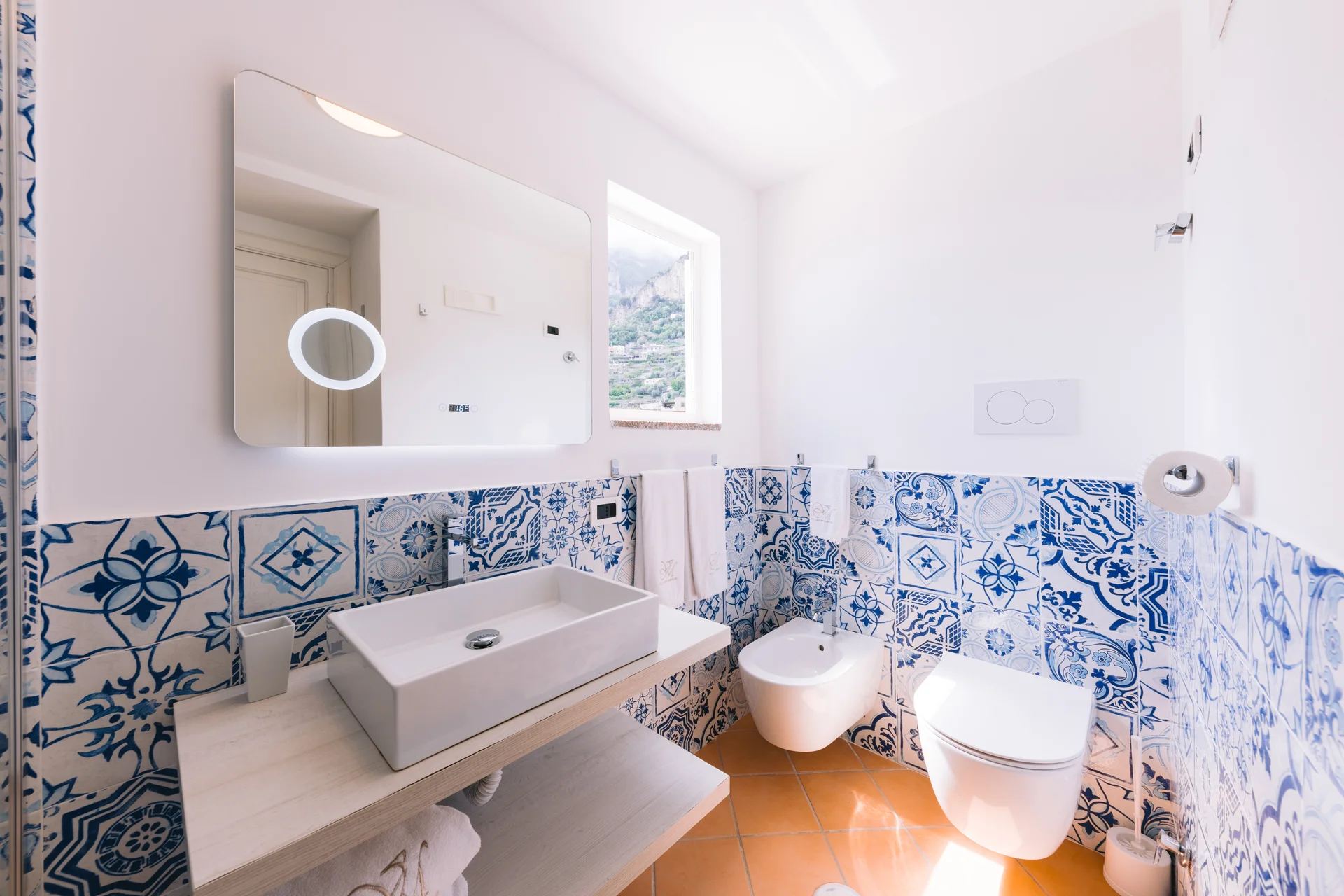Bagno con piastrelle maioliche blu di Vietri e doccia